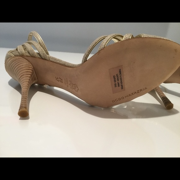 BCBG MAXAZRIA METALLIC GOLD LINEN STACKED HEELS 7 - Picture 8 of 13